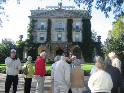 2010 Tours Kykuit
Kykuit, the Rockfeller Estate.  One group of the Potter contingent at the main entrance.
